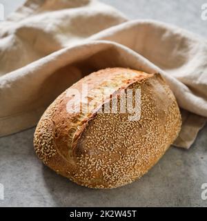 Französischer Bratbrot. Frisches hausgemachtes Brot auf hellem Hintergrund. Stockfoto