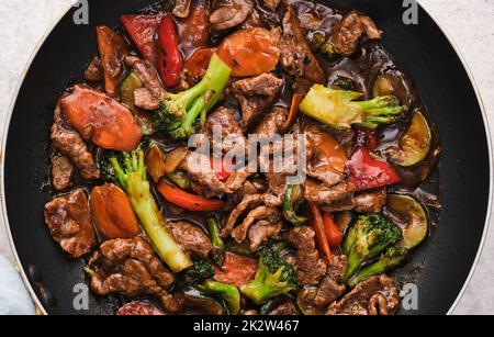 Roastbeef mit Gemüse und Saucen. Stockfoto