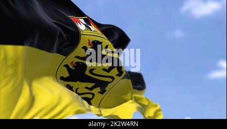 Die Flagge von Baden-WÃ¼rttemberg winkt an einem klaren Tag im Wind Stockfoto