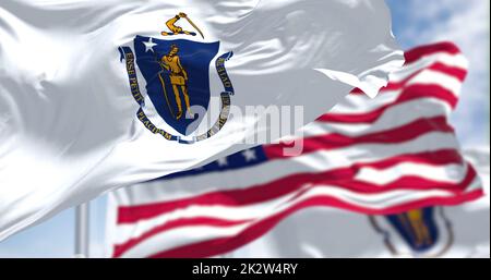 Die Staatsflagge von Massachusetts winkt zusammen mit der Nationalflagge der Vereinigten Staaten von Amerika Stockfoto