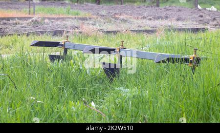 Landwirtschaftlicher manueller Metallpflug auf dem Feld. Das Land vor der Aussaat pflügen. Nahaufnahme. Bestandsaufnahme zum Pflügen von Kartoffeln auf dem Land. Ein Pflug ist ein Werkzeug zum Pflügen dichter Böden, um unberührten Boden anzuheben. Stockfoto