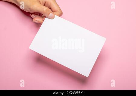 Frau mit leerem Buchstaben auf hellrosa Hintergrund Stockfoto