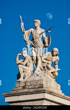 Statue „Stärke“ oder „La Forza“, Vittoriano auf der Piazza Venezia in Rom. Stockfoto