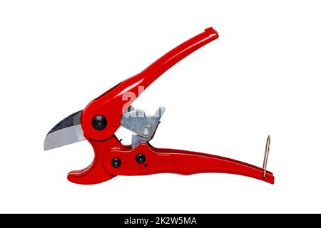 Klempnerwerkzeuge isoliert. Nahaufnahme eines roten PVC-Rohrabschneiders zum Schneiden von Kunststoffrohren, isoliert auf weißem Hintergrund. Beschneidungspfad. Makro. Handwerker-Werkzeuge. Stockfoto
