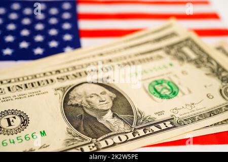 US-Dollar-Banknoten Geld auf US-amerikanische Flagge, Finanzwirtschaft Konzept. Stockfoto