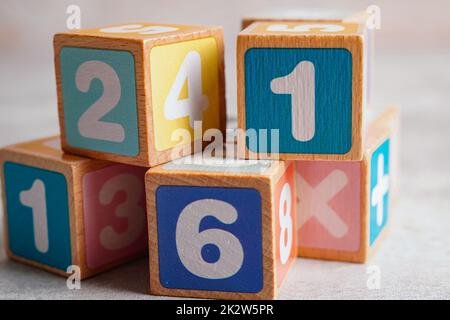 Mathe Zahl bunt auf hölzernen Hintergrund, Bildung studieren Mathematik Lernen Lehrkonzept. Stockfoto