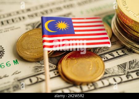 Malaysia Flagge auf Münzen Hintergrund, Finanzen und Buchhaltung, Bankkonzept. Stockfoto