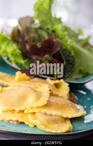 Ravioli mit Sahne-Sauce Stockfoto