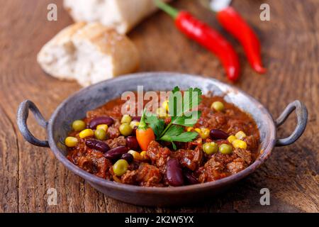 Chili con Carne auf Holz Stockfoto