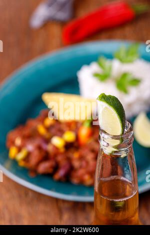 Chili con Carne auf Holz Stockfoto