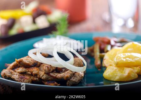 griechische Gyros mit Pommes Frites Stockfoto