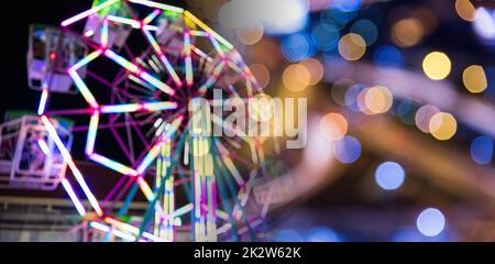 Riesenrad in der Nacht der bunten mit Outdoor Stockfoto