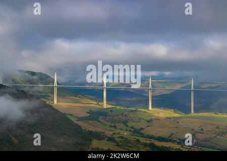 Mehrspannige Kabel blieben Millau Viadukt über Schlucht Tal des Flusses Tarn, Aveyron Departement, Frankreich Stockfoto