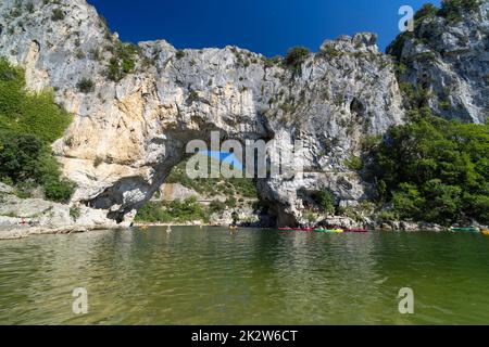 Pont d'Arc, Steinbogen über dem Fluss Ardeche, Auvergne-Rhone-Alpes, Frankreich Stockfoto