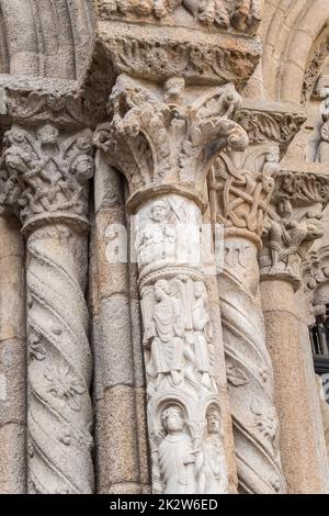 Details der Hauptstädte auf den Säulen der Kathedrale von Santiago de Compostela in Galicien, Spanien Stockfoto