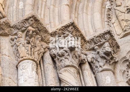 Details der Hauptstädte auf den Säulen der Kathedrale von Santiago de Compostela in Galicien, Spanien Stockfoto
