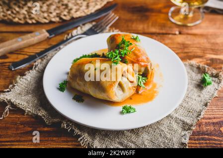 Zwei Kohlrollen gefüllt mit Rinderhack Stockfoto