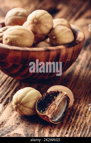 Getrocknete Limetten auf Holztisch Stockfoto