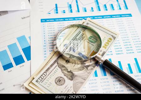 Lupe und US-Dollar Banknoten Hintergrund, Bankkonto, Investment Analytische Forschung Daten Wirtschaft, Handel, Unternehmen Konzept. Stockfoto