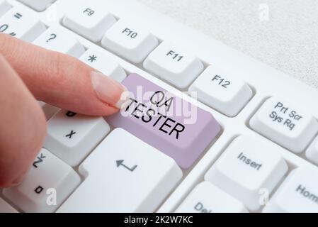 Textschild mit QS-Tester. Wort zur Qualitätssicherung eines laufenden Projekts vor der Implementierung -49118 Stockfoto