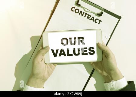 Handschrift unterschreibt unsere Werte. Unternehmensüberblick Liste der Moral Unternehmen oder Einzelpersonen verpflichten sich, sie zu tun -48611 Stockfoto