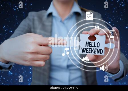 Handschriftlicher Text Hello Weekend. Konzept bedeutet Getaway Adventure Friday Positivity Relaxation Invitation Lady in Suit zeigt Puzzlestück, das innovatives Denken repräsentiert. Stockfoto