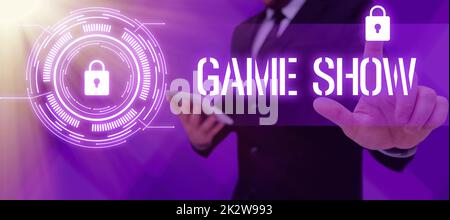 Schreiben und Anzeigen von Text Spielshow. Internet Concept Program im Fernsehen oder Radio mit Spielern, die Preise gewinnen männliche und weibliche Kollegen, die Präsentationen auf der Bühne mit Handgesten halten. Stockfoto