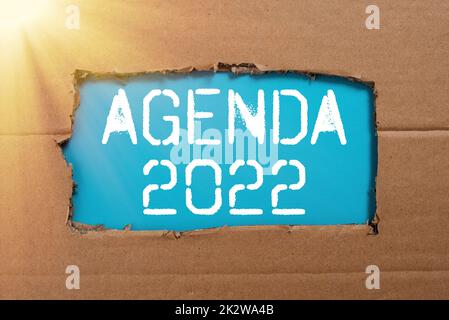 Inspiration mit Schild Agenda 2022. Geschäftsbeispiele Liste der Aktivitäten in der Reihenfolge, in der sie aufgenommen werden sollen Bildschirm des Handys mit der futuristischen Technologie. Stockfoto