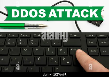 Konzeptionelle Überschrift DDoS-Angriff. Konzept bedeutet, dass der Täter versucht, die Netzwerkressourcen nicht verfügbar zu machen. Computertastatur und Symbol. Informationsmedium für die Kommunikation. Stockfoto