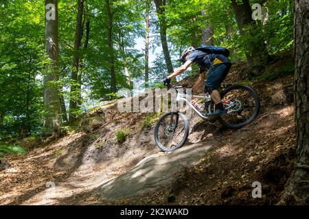 Mountainbiker macht eine enge Serpentententorke Stockfoto