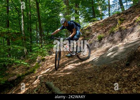 Mountainbiker macht eine enge Serpentententorke Stockfoto