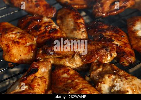 Nahaufnahme Kochen und Rauchen Huhn Büffel oder Teriyaki Sauce Flügel auf bbq-Char-Grill, Blick aus dem hohen Winkel Stockfoto