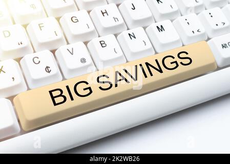 Handschriftliches Schild „Big Savings“. Ein Wort über nicht ausgegebenes Einkommen oder verzögerten Konsum, das dem Geschäftsmann im Anzug das Geld weggibt, indem er seine Hand offen hält und so erfolgreiche Teamarbeit symbolisiert. Stockfoto