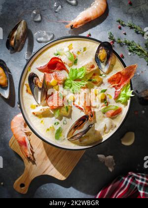 New England Muschelsuppe, gelegentlich auch als Boston oder Boston-Stil Muschelsuppe bezeichnet. Cremige Suppe mit Garnelen, Mais, Speck und Muscheln Stockfoto