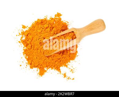 Nahaufnahme eine Holzlöffel voll gelbem Kurkuma-Gewürzpulver, verschüttet und isoliert auf weißem Hintergrund verteilt, erhöhte Draufsicht, direkt abo Stockfoto