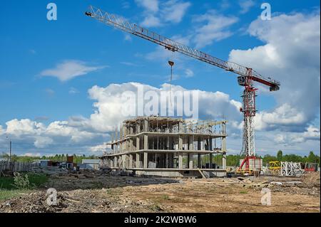 Bau eines Verwaltungsgebäudes auf monolithische Weise mit einem Turmdrehkran Stockfoto