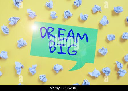Handschriftliches Schild "Dream Big". Wortwahl für: Denkt an etwas von hohem Wert, das ihr erreichen möchtet: „Zwei Köpfe verbunden“ Puzzle „Probleme lösen“ und „Erfolg teilen“ Stockfoto