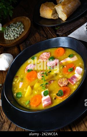 Herzhafte, rustikale Erbsensuppe mit Speck und Wurst Stockfoto