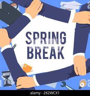 Inspiration mit Schild Spring Break. Business Showcase Urlaubszeit an Schulen und Universitäten im Frühjahr Four Hands Drawing Haltearm Together Showing Connection Symbol. Stockfoto