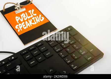 Textzeichen mit der Meldung „Public Speech“. Ein Wort, das auf dem Sprechen geschrieben wurde und die Bühne in der Betreffkonferenz zeigt. Präsentation Computertastatur und Symbol. Informationsmedium für die Kommunikation. Stockfoto