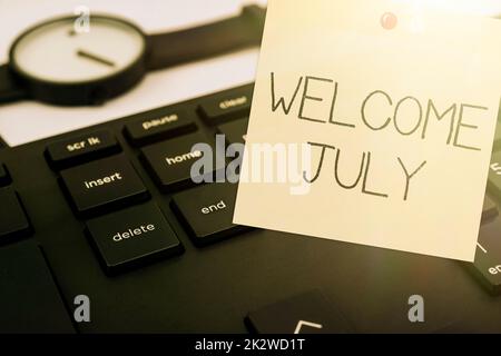 Handgeschriebenes Schild Welcome July. Geschäftskonzept Kalender Siebter Monat 31days Drittes Quartal Neujahr Computertastatur und Symbol. Informationsmedium für Kommunikation. Stockfoto