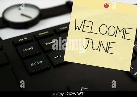 Text wird angezeigt Willkommen Juni. Geschäftsansatz Kalender Sechster Monat zweites Quartal dreißig Tage Begrüßung Computertastatur und Symbol.Informationsmedium für Kommunikation. Stockfoto