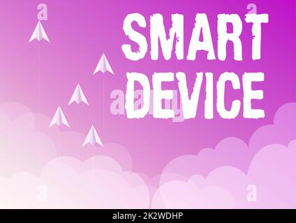 Handgeschriebenes Schild Smart Device. Word für Electronic Gadget, das Share vernetzen kann Interagieren mit Benutzern fünf Papierflugzeuge fliegen den Himmel hinauf, umgeben von Wolken, um Ziele zu erreichen. Stockfoto
