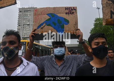 Neu-Delhi, Delhi, Indien. 23. September 2022. Ein Aktivist hält Plakat in einer "Global Climate Strike"-Demonstration bezüglich des Bewusstseins über den Klimawandel in Neu-Delhi (Foto: © Kabir Jhangiani/ZUMA Press Wire) Quelle: ZUMA Press, Inc./Alamy Live News Stockfoto