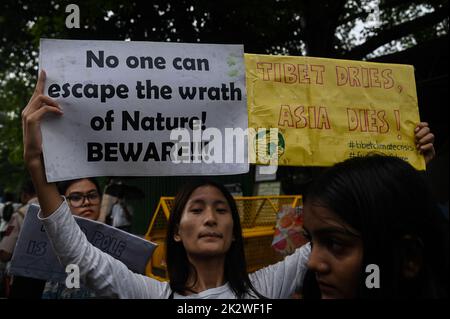 Neu-Delhi, Delhi, Indien. 23. September 2022. Ein Aktivist hält Plakat in einer "Global Climate Strike"-Demonstration bezüglich des Bewusstseins über den Klimawandel in Neu-Delhi (Foto: © Kabir Jhangiani/ZUMA Press Wire) Quelle: ZUMA Press, Inc./Alamy Live News Stockfoto