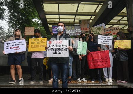 Neu-Delhi, Delhi, Indien. 23. September 2022. Aktivisten halten Plakate in einer "Global Climate Strike"-Demonstration über das Bewusstsein für den Klimawandel in Neu-Delhi (Foto: © Kabir Jhangiani/ZUMA Press Wire) Quelle: ZUMA Press, Inc./Alamy Live News Stockfoto