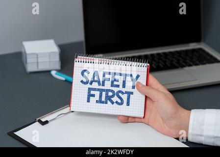 Textunterschrift mit der Darstellung von Sicherheit zuerst. Konzept Bedeutung Vermeiden Sie unnötige Risiken sicher leben Vorsicht walten lassen Stockfoto
