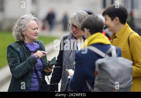 Jenny Jones/Baroness Jones (Grüne Partei) im Gespräch mit Natalie Bennett/Baroness Bennett von Manor Castle (ehemalige Parteivorsitzende) und Caroline Lucas MP. Stockfoto