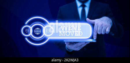 Text, der zeigt, dass sich Inspiration Weve bewegt hat. Das Internetkonzept wird von einem Ort aus leben, an dem eine andere Frau im Anzug mit einem Stift für erfolgreiche Teamarbeit steht. Stockfoto