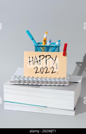 Textunterschrift mit Happy 2022. Geschäftsübersicht Zeit oder Tag, zu dem ein neues Kalenderjahr ab sofort -47514 beginnt Stockfoto